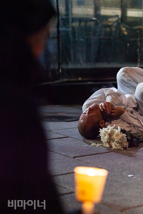 이삼헌 무용가가 국일고시원에서 돌아간 넋을 위로하기 위해 위용무를 하고 있다.