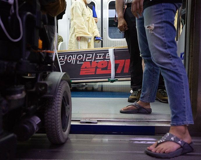 상복을 입고 장애인 이동권 보장을 촉구하며 투쟁하는 장애인 활동가들. 관에 ‘장애인 리프트 살인기계’라는 문구가 적혀 있다. 상복을 입고 장애인 이동권 보장을 촉구하며 투쟁하는 장애인 활동가들. 관에 ‘장애인 리프트 살인기계’라는 문구가 적혀 있다.