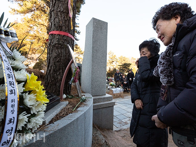 유가족과 인권위원장이 우동민 활동가 묘 앞에서 참배하고 있는 모습. 왼쪽부터 최영애 국가인권위원장, 우동민 열사 어머니 권순자 씨