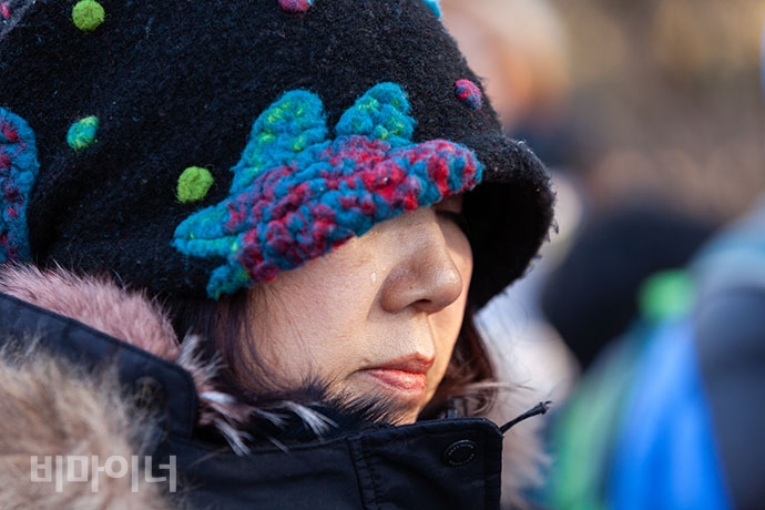 우동민 활동가를 기리며 일동 묵념하는 시간을 가졌다. 추모제에 함께한 한 참가자가 눈물을 흘리고 있는 모습.