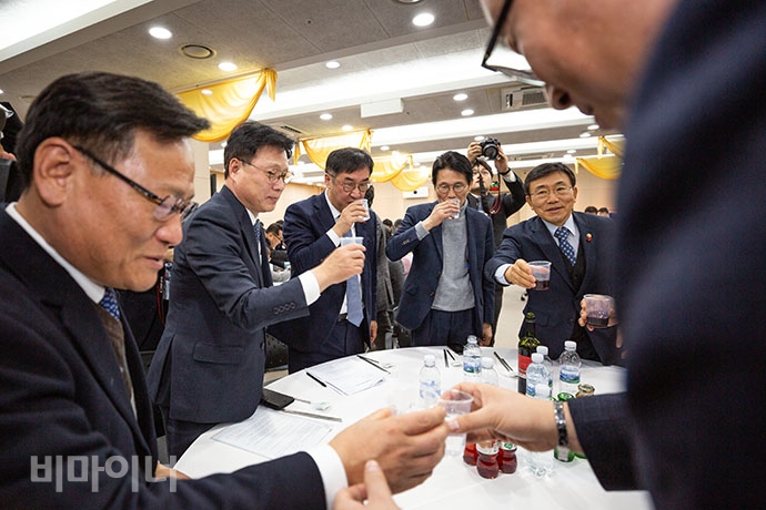 2019 장애계 신년인사회가 한국장애인단체총연맹과 한국장애인단체총연합회 주최로 8일 오전 11시 여의도 이룸센터 이룸홀에서 열렸다. 참석자들이 건배 제의를 하고 있다.