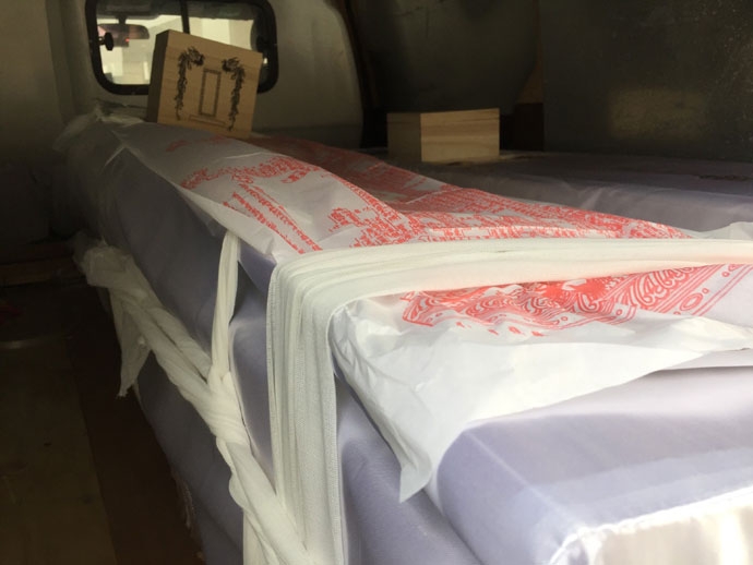 채 닫히지 않은 관 위로 한 종교단체에서 준비해온 탑다라니경을 올렸습니다. 채 닫히지 않은 관 위로 한 종교단체에서 준비해온 탑다라니경을 올렸습니다.