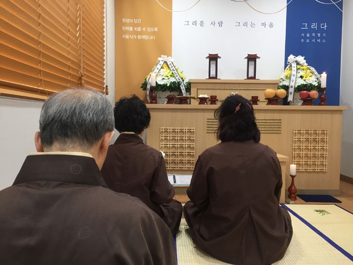 서울시립승화원 무연고 사망자 전용빈소에서 진행되고 있는 무연고 사망자 장례식. 한 종교단체에서 종교의식을 진행하고 있습니다. 서울시립승화원 무연고 사망자 전용빈소에서 진행되고 있는 무연고 사망자 장례식. 한 종교단체에서 종교의식을 진행하고 있습니다.