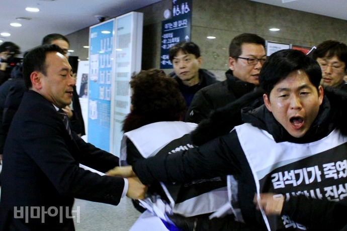 용산참사 10주기를 앞둔 15일 오후 5시경, 용산참사 유가족 및 생존자들이 용산참사 당시 서울지방경찰청장으로 과잉진압을 지시한 김석기 자유한국당 의원 사퇴촉구 결의안을 국회의원들에게 요구하며 구호를 외치자, 국회 보안관들이 이를 저지하면서 충돌이 발생했다. 