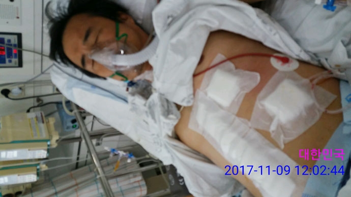 조합 측이 담벼락을 넘어서까지 강제집행하려 하자 지난 2017년 11월 할복한 장위7구역 조한정 위원장. 당시 입원 사진. ⓒ신희철 조합 측이 담벼락을 넘어서까지 강제집행하려 하자 지난 2017년 11월 할복한 장위7구역 조한정 위원장. 당시 입원 사진. ⓒ신희철