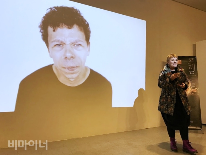 하이징스의 클레어 윌리엄스 대표가 극단 소속 배우를 소개하고 있다. 그는 하이징스의 클레어 윌리엄스 대표가 극단 소속 배우를 소개하고 있다.