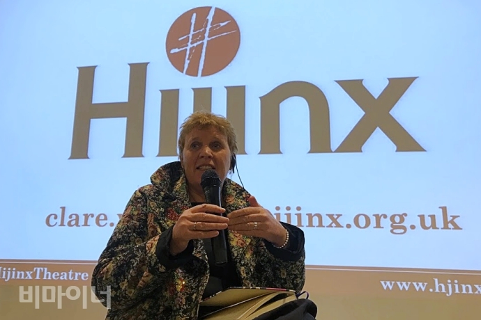 극단 하이징스의 클레어 윌리엄스 대표. 극단 하이징스의 클레어 윌리엄스 대표.