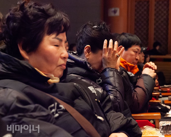 추모의 밤에 함께한 한 참가자가 지난해 강제철거 문제로 극단적인 선택을 한 박준경 씨의 이야기를 어머니로부터 전해 들으며 눈물을 훔치고 있는 모습.