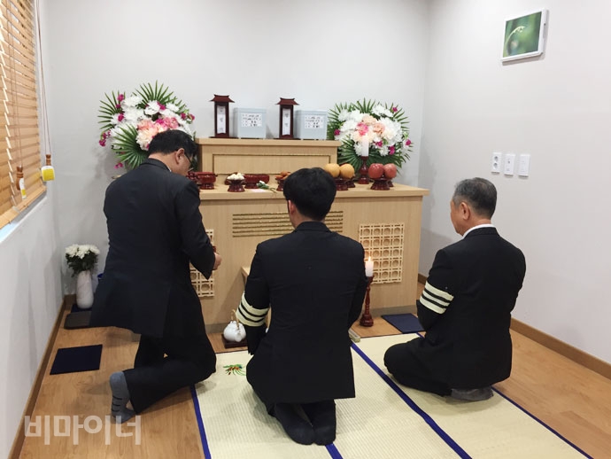 지난 6월 1일, 서울시립승화원 2층에서 김한석 씨(63세, 가명)의 장례식이 엄수됐다. 김한석 씨의 아들(가운데)이 장례식에 참석한 모습.  