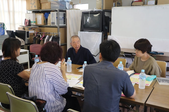 ‘가마가사키 배웅 모임’의 스기모토 요시히로 승려가 일본 탐방팀을 만나 이야기를 나누는 모습 ‘가마가사키 배웅 모임’의 스기모토 요시히로 승려가 일본 탐방팀을 만나 이야기를 나누는 모습