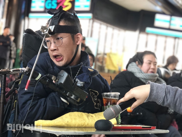 정명호 인천 민들레장애인자립생활센터 권익옹호 활동가가 AAC를 이용해 발언하고 있다. 