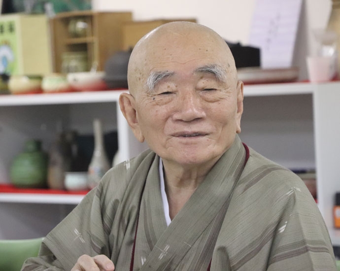 가족 대신 장례를 지원하는 LISS시스템을 만든 마츠시마요카이(松島 如戒)씨가 LISS시스템에 대해 설명하고 있다. ⓒ나눔과나눔