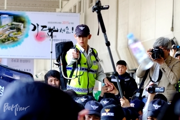 2014년 4월 20일, 장애인 이동권을 요구하는 장애인 활동가들을 향해 경찰이 최루액을 쏘려고 겨누고 있다.