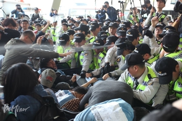 2014년 4월 20일, 전동휠체어를 탄 장애인이 경찰 바로 앞에 있음에도 경찰이 무차별적으로 최루액을 난사하고 있다. ⓒ최인기