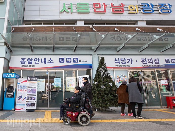 한국교통안전공단과 국토교통부가 1일 오전 11시 서울고속버스터미널에서 휠체어 탑승설비를 갖춘 고속･시외버스 시승행사를 열었다. 행사를 마친 뒤 휠체어 이용장애인 두 명이 실제로 고속버스를 타고 서울만남의광장휴게소를 다녀왔다. 이날 고속버스에 직접 오른 황인현 김포장애인자립생활센터 활동가(뇌병변장애 2급, 49세)가 서울만남의광장휴게소를 지나고 있는 모습.