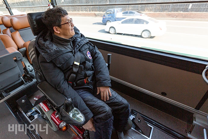 고속버스에 탑승한 황인현(뇌병변장애 2급, 49세) 씨가 서울만남의광장휴게소로 향하는 고속버스 안에서 창밖을 바라보고 있다.