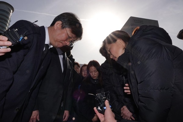 5일 오후 성윤모 산자부 장관과 이재갑 노동부 장관, 이호승 기재부 차관 등이 광화문 분향소를 찾았다. [출처: 고 김용균 시민대책위]