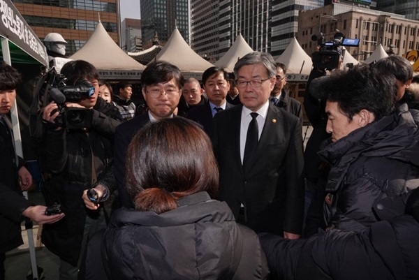 5일 오후 성윤모 산자부 장관과 이재갑 노동부 장관, 이호승 기재부 차관 등이 광화문 분향소를 찾았다. [출처: 고 김용균 시민대책위]