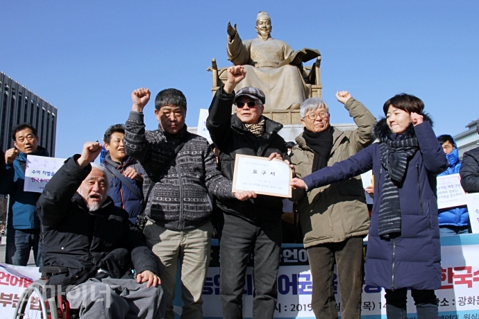기자회견 참가자들이 정부 부처들에 전달할 '한국수어법 개정 및 농인 권리 보장' 요구안을 들고있다. 