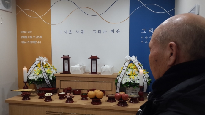 무연고로 보낸 동생의 장례식에 참석한 형님 무연고로 보낸 동생의 장례식에 참석한 형님