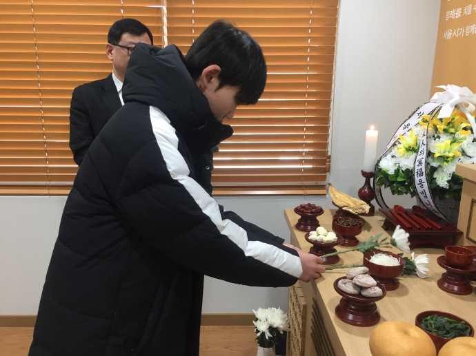 무연고 사망자 장례에서 헌화하고 있는 자원봉사자 무연고 사망자 장례에서 헌화하고 있는 자원봉사자