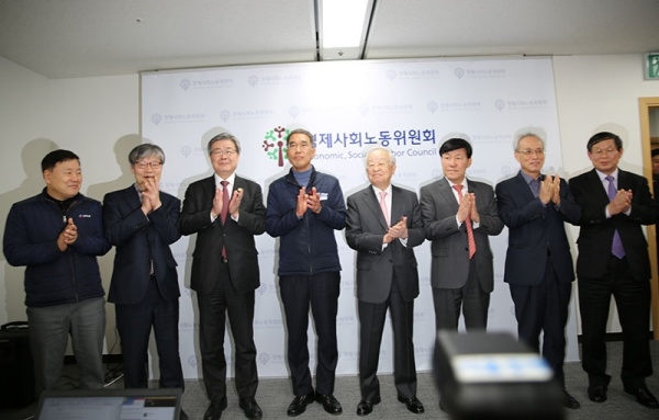  19일 탄력근로제 관련 합의 후 포토라인에 선 경사노위 관계자들 [출처: 경사노위 홈페이지]