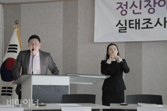 지난 27일 인권위에서 열린 토론회에서 오현성 미국 애리조나 주립대학교 사회복지학교 교수가 실태조사 결과와 해외사례를 발표하고 있다.