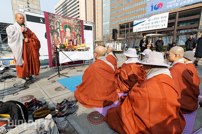 송파 세 모녀 사건 5주기 추모제가 28일 광화문광장 이순신 동상 앞에서 열렸다. 사진 박승원 기자. 
