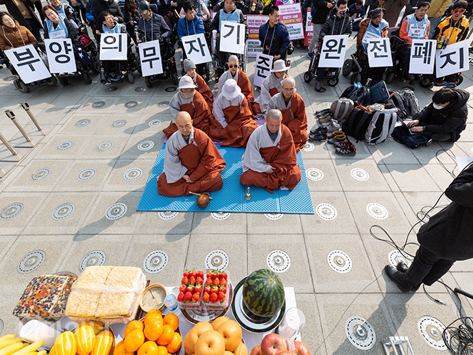 송파 세 모녀 사건 5주기 추모제가 28일 광화문광장 이순신 동상 앞에서 열렸다. 추모제 참가자들이 ‘부양의무자 기준 완전 폐지’라고 적힌 플래카드를 들고 있다. 사진 박승원 기자. 