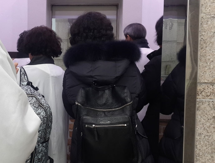 7년간 소식을 알 수 없었던 오빠의 장례에 참석한 동생 7년간 소식을 알 수 없었던 오빠의 장례에 참석한 동생의 뒷모습