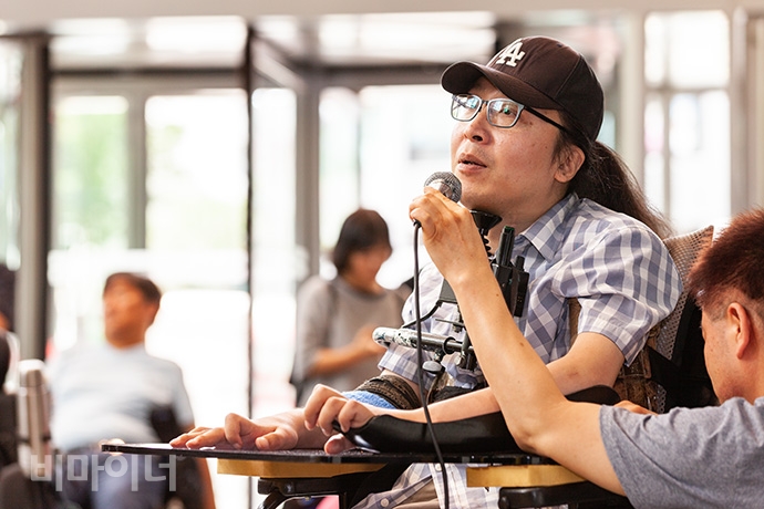 지난해 8월, 김준우 송파솔루션자립생활센터 소장이 국가인권위원회에서 활동지원 24시간 보장 문제에 대해 발언하고 있는 모습.