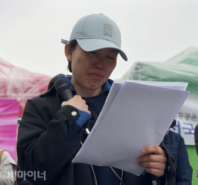 12일 서울시교육청 앞에서 열린 기자회견에 참석한 성은이 어머니 심현민 씨(가명). 심 씨가 기자회견 도중 북받치는 눈물에 잠시 말을 멈췄다. 12일 서울시교육청 앞에서 열린 기자회견에 참석한 성은이 어머니 심현민 씨(가명). 심 씨가 기자회견 도중 북받치는 눈물에 잠시 말을 멈췄다.
