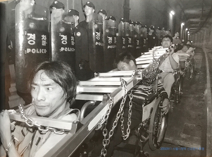 2002.9.11. 서울시청역 선로점거 투쟁 ©경향신문. 사진 제공 : 전국장애인차별철폐연대