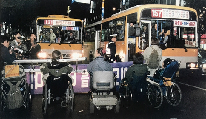 2001.10.31. 종로1가 도로점거 기습시위 ©복지연합신문. 사진 제공 : 전국장애인차별철폐연대