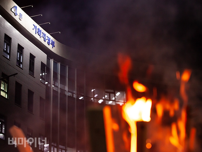 26일 저녁, 세종시 기획재정부 청사 도로에서 장애해방열사 합동추모제 ‘기억하라 투쟁으로’가 열렸다. 420공투단은 열사들이 남긴 유지를 낭독한 후 장작더미에 하나씩 불을 밝혀 이들의 투쟁이 현재진행형임을 밝혔다. 사진 박승원. 