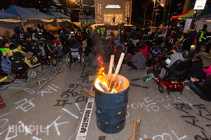 추모제에서 열사들의 투쟁 정신을 상징하는 장작더미가 불타오르고 있다. 사진 박승원