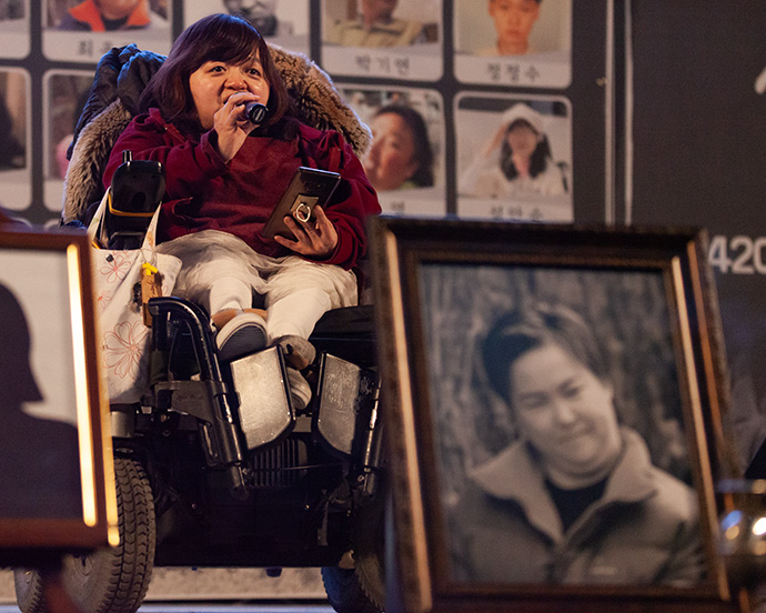 이라나 장애인문화공간 활동가가 최옥란 열사의 이야기를 1인칭으로 낭독하고 있다. 사진 박승원