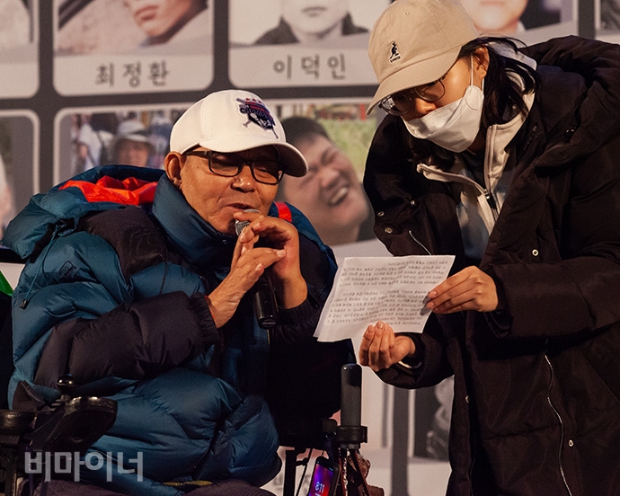 김진수 김포장애인자립생활센터 소장이 이인석 열사의 유지를 전하고 있다. 사진 박승원 