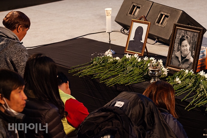 장애해방열사들의 영정 앞에 헌화하는 사람들. 사진 박승원 
