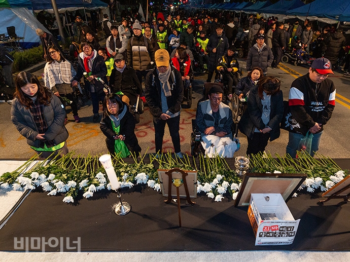 장애해방열사들의 영정 앞에 헌화하는 사람들. 사진 박승원 