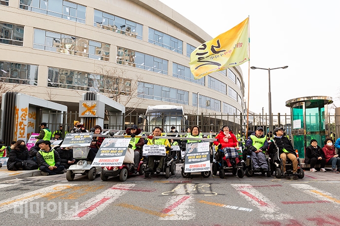 27일 오전, 420공투단 회원들이 정부세종청사 기획재정부 건물 출입구를 막고 '출근 저지 투쟁'을 하고 있다. 사진 박승원 