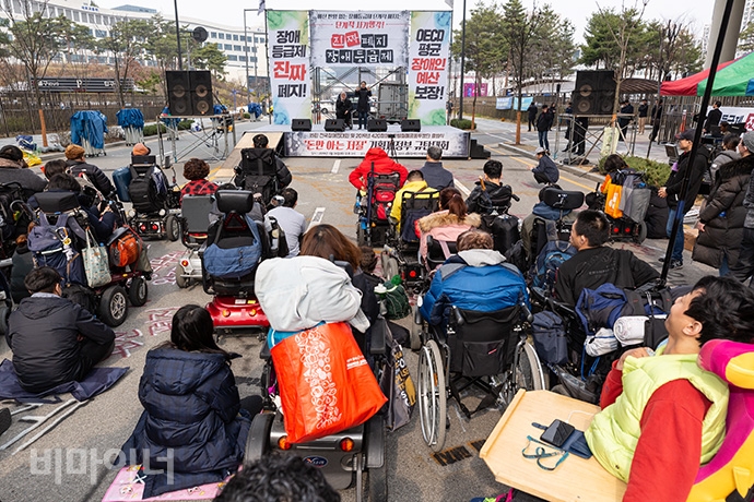 정부세종청사 기재부 앞에서 1박 2일 농성을 마친 후 420공투단 회원들이 마무리 집회를 하고 있다. 사진 박승원 