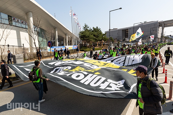 결의대회를 마친 500여 명의 장애인 활동가들은 복지부에서 기획재정부까지 행진했다. “장애인거주시설은 지옥이다. 장애인 거주시설 폐쇄법 제정하라” 초대형 현수막을 들고 보건복지부에서 기획재정부까지 행진하는 사람들. 사진 박승원