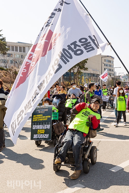 결의대회를 마친 500여 명의 장애인 활동가들은 복지부에서 기획재정부까지 행진했다. “장애인거주시설은 지옥이다. 장애인 거주시설 폐쇄법 제정하라” 초대형 현수막을 들고 보건복지부에서 기획재정부까지 행진하는 사람들. 사진 박승원