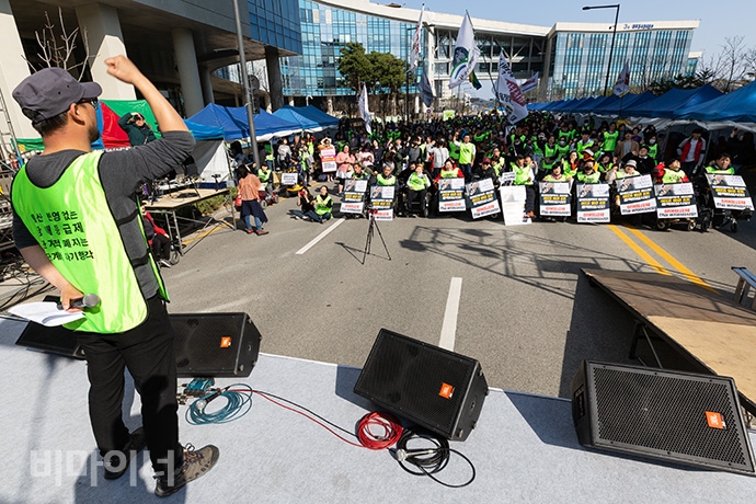 장애여성빈곤운동가 최옥란 열사의 기일인 26일 오후 3시, 세종시 기획재정부 앞에서 2019년 420장애인차별철폐공동투쟁단 출범식과 15회 전국장애인대회가 열렸다. 사진 박승원