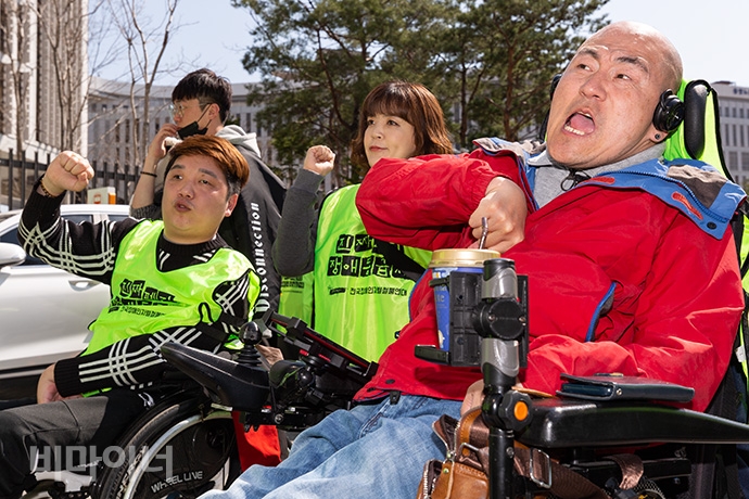 장애등급제 ‘진짜’ 폐지를 촉구하며 세종시 기획재정부 앞에 모인 장애인권활동가들. 사진 박승원