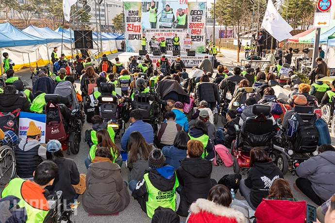 장애등급제 ‘진짜’ 폐지를 촉구하며 세종시 기획재정부 앞에 모인 장애인권활동가들. 사진 박승원