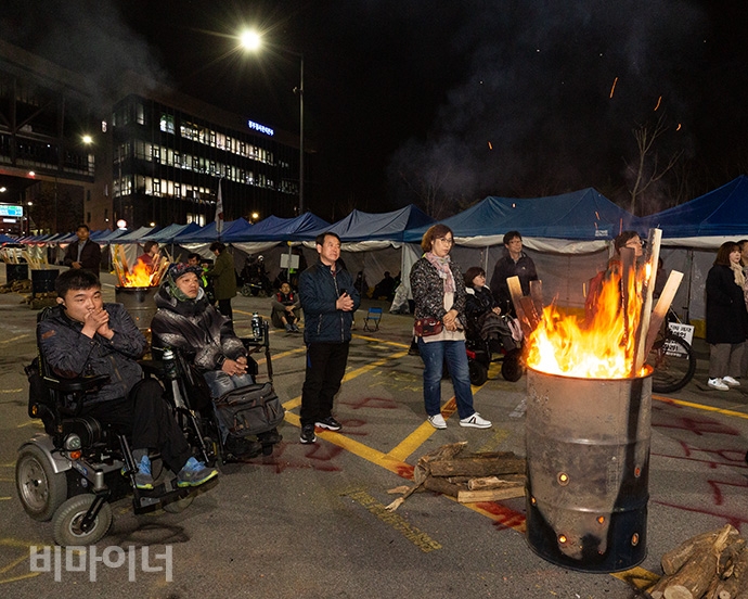 추모제에서 열사들의 투쟁 정신을 상징하는 장작더미가 불타오르고 있다. 사진 박승원