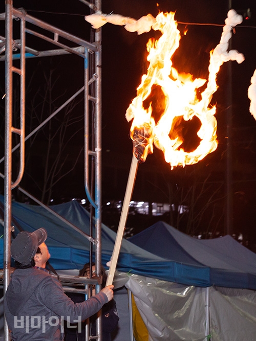 장애등급제 ‘진짜’ 폐지를 염원하며 불꽃 퍼포먼스를 펼치는 모습. 사진 박승원