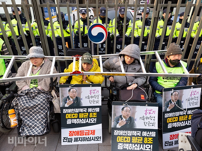 27일 오전, 420공투단 회원들이 정부세종청사 기획재정부 건물 출입구를 막고 '출근 저지 투쟁'을 하고 있다. 사진 박승원